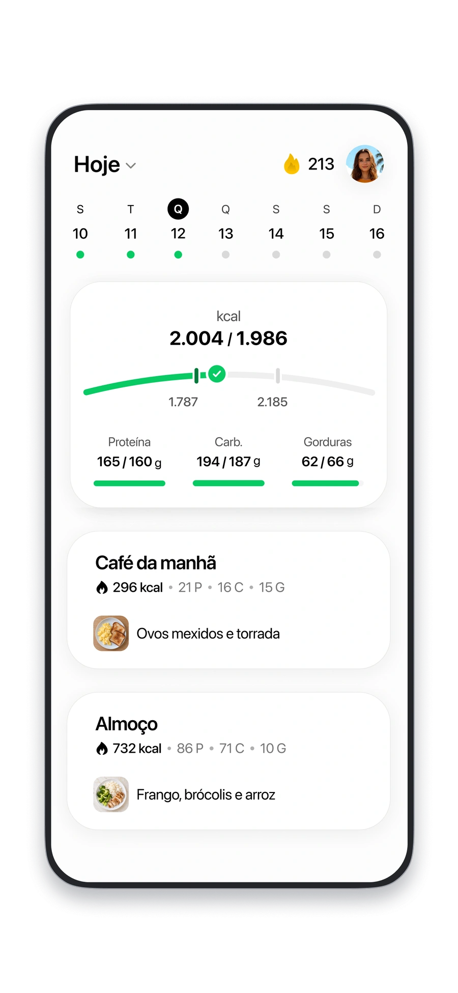 Painel de calorias e macros do Fitia com as refeições do dia